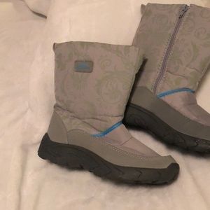 Snow boots